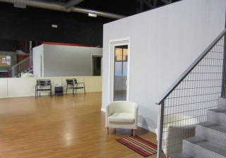 una habitacion con una silla y unas escaleras